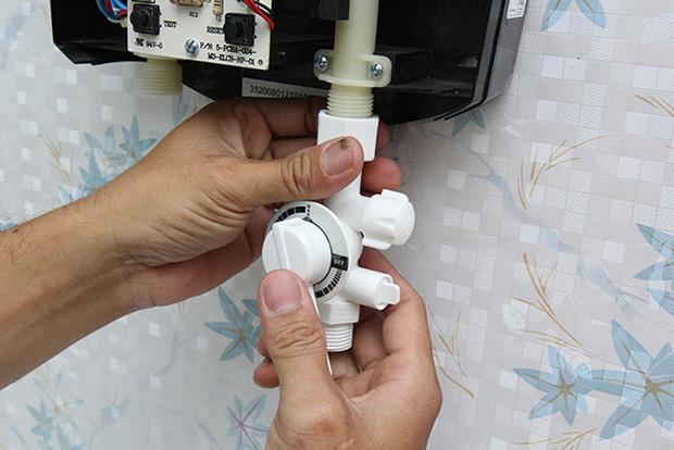 Gắn Van 3 Trong 1 Và Tháo Miếng Dán