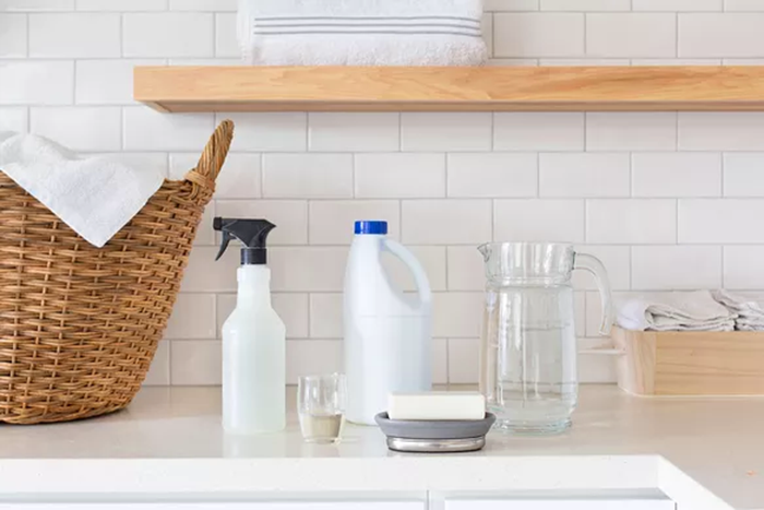 Cách Loại Bỏ Vết Vết Bẩn Của Nước Xả Hoặc Giấy Thơm Khỏi Quần Áo Cách Loại Bỏ Vết Vết Bẩn Của Nước Xả Hoặc Giấy Thơm Khỏi Quần Áo