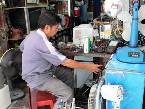 Nghỉ Ngơi Được Vài Phút Cả Ba Đã Vội Vàng Lên Xe Để Đến Nhà Khách Hàng.