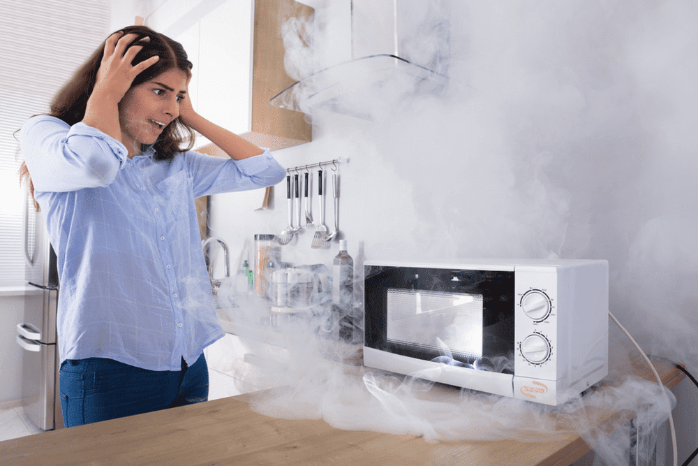 Nếu Lò Vi Sóng Của Bạn Có Những Dấu Hiệu Này Thì Tuyệt Đối Đừng Chủ Quan Nếu Lò Vi Sóng Của Bạn Có Những Dấu Hiệu Này Thì Tuyệt Đối Đừng Chủ Quan