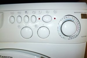 Lỗi F10 Trên Máy Giặt Ariston