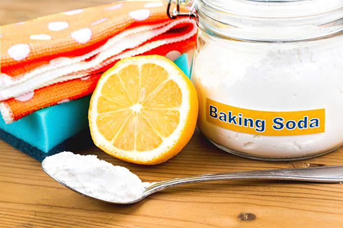 Ta Vẫn Có Thể Tận Dụng Bột Baking Soda Để Tạo Thành Hỗn Hợp Sệt Với Nước, Sau Đó Lau Chùi Phần Thân Máy Để Tăng Thêm Hiệu Quả Rửa Trôi Các Vết Bẩn Cứng Đầu.