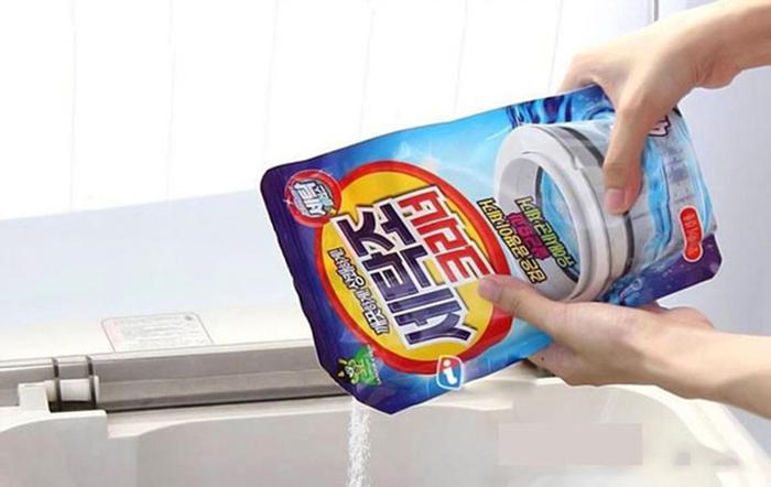 Chỉ Cần Xả Nước Nóng Ở Mức Cao Nhất. Hòa Một Gói Bột Vệ Sinh Vào Nước Và Ngâm Trong 1 – 2 Tiếng