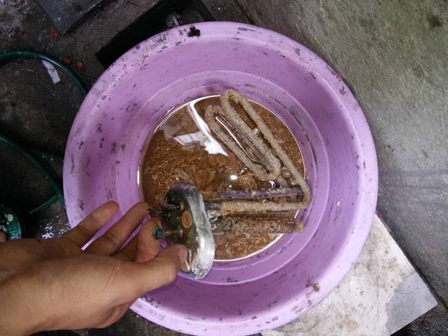 Cách Súc Bình Nóng Lạnh Tại Nhà Đơn Giản Nhanh Hiệu Quả Nhất