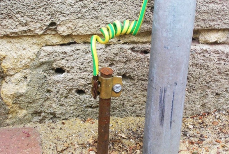Có Dây Tiếp Đất, Dòng Điện Dư Thừa Sẽ Được Dẫn Trực Tiếp Xuống Đất Mà Không Gây Nguy Hiểm Đến Thiết Bị Hay Người Dùng. Có Dây Tiếp Đất, Dòng Điện Dư Thừa Sẽ Được Dẫn Trực Tiếp Xuống Đất Mà Không Gây Nguy Hiểm Đến Thiết Bị Hay Người Dùng.