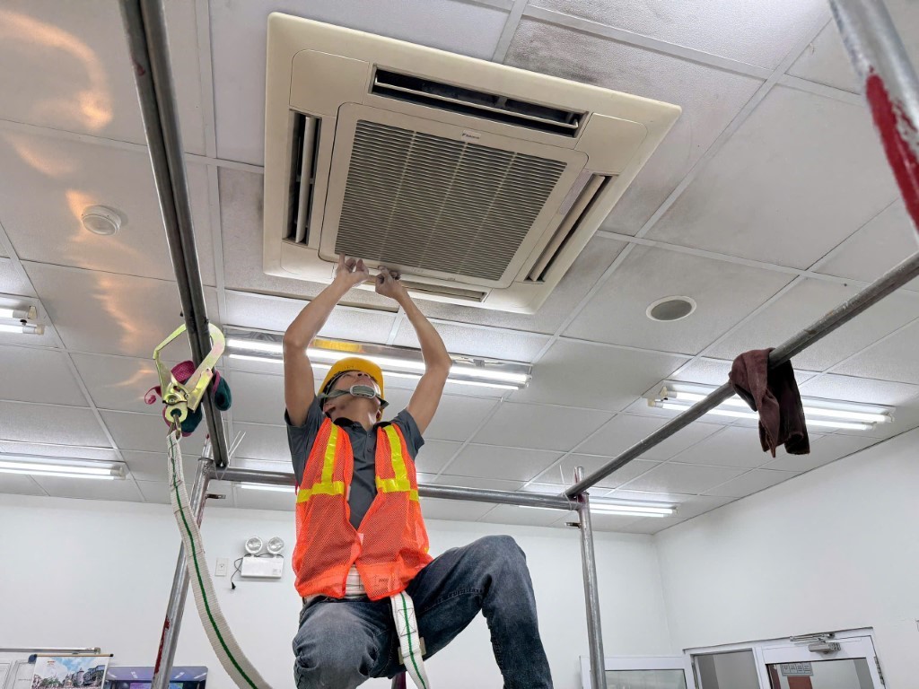 Ảnh Từ Thực Địa Thợ Của Thợ Điện Lạnh 24H Đang Chữa Điều Hòa Cho Gia Đình, Công Ty Tại Bắc Giang