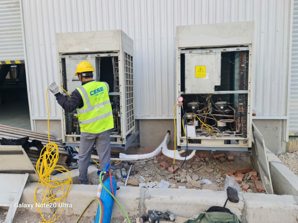 Ảnh Thực Tế Kỹ Thuật Viên Của Thợ Điện Lạnh 24H Đang Sửa Điều Hòa Tại Khu Công Nghiệp Bắc Ninh