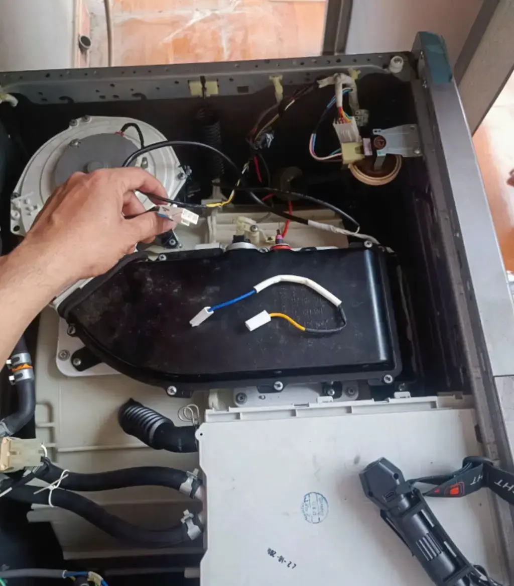 Ảnh Thực Tế Kỹ Thuật Viên Sửa Máy Giặt Tại Phú Cường Ba Vì