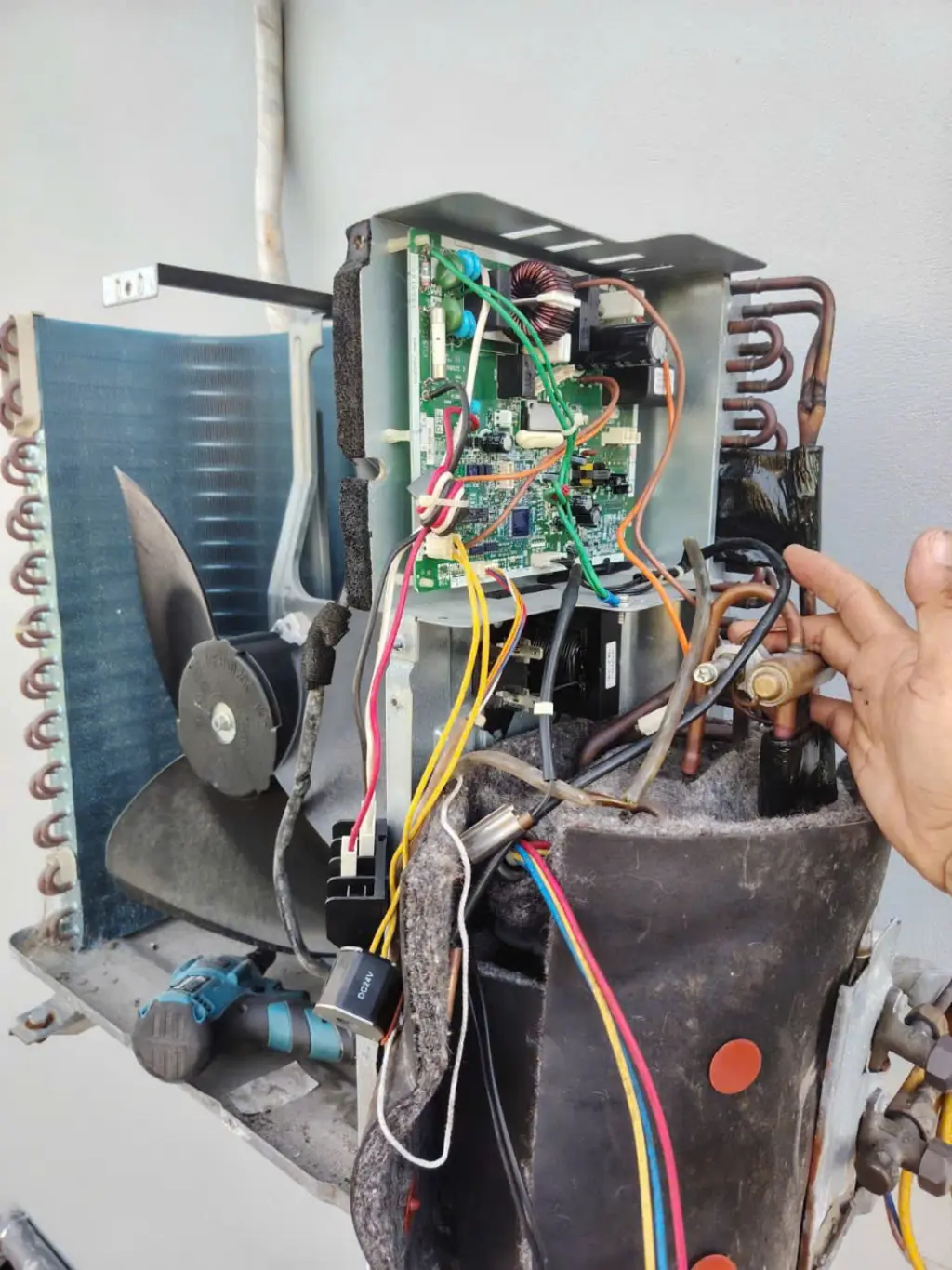 Ảnh Thực Thế Chụp Ảnh Anh Tiến Đang Sửa Cục Nóng Điều Hòa