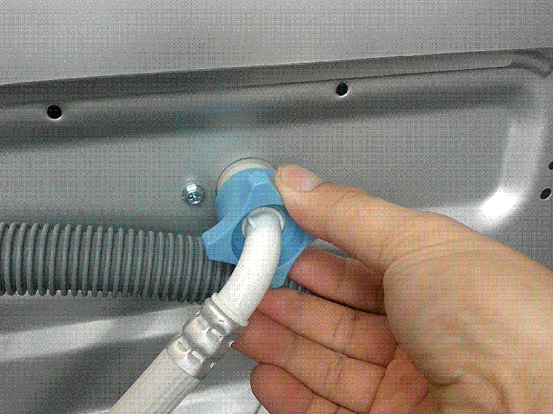 Bể Nước Và Vòi Nước Bị Khóa